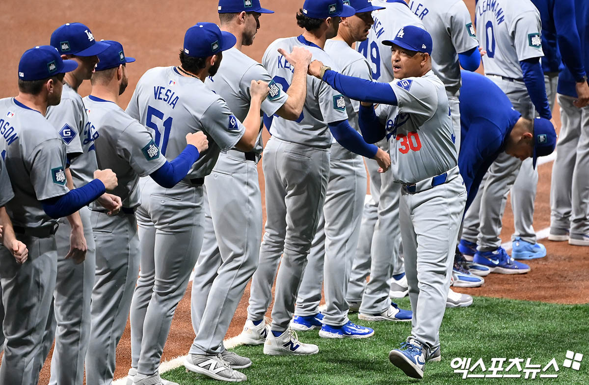 20일 오후 서울 구로구 고척스카이돔에서 열리는 '메이저리그(MLB) 월드투어 서울시리즈 2024' LA 다저스와 샌디에이고 파드리스의 개막전 경기에 앞서 다저스 데이브 로버츠 감독이 그라운드에 도열하며 선수단과 파이팅을 다지고 있다. 엑스포츠뉴스 DB