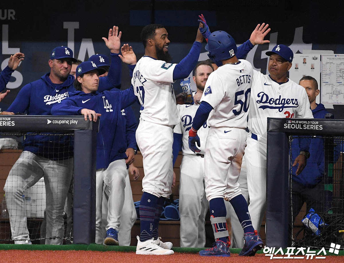 21일 오후 서울 구로구 고척스카이돔에서 열린 '메이저리그(MLB) 월드투어 서울시리즈 2024' LA 다저스와 샌디에이고 파드리스의 경기, 5회말 1사 1루 LA 무키 베츠가 투런 홈런을 때려낸 뒤 더그아웃에서 로버츠 감독과 동료들의 축하를 받고 있다. 엑스포츠뉴스 DB