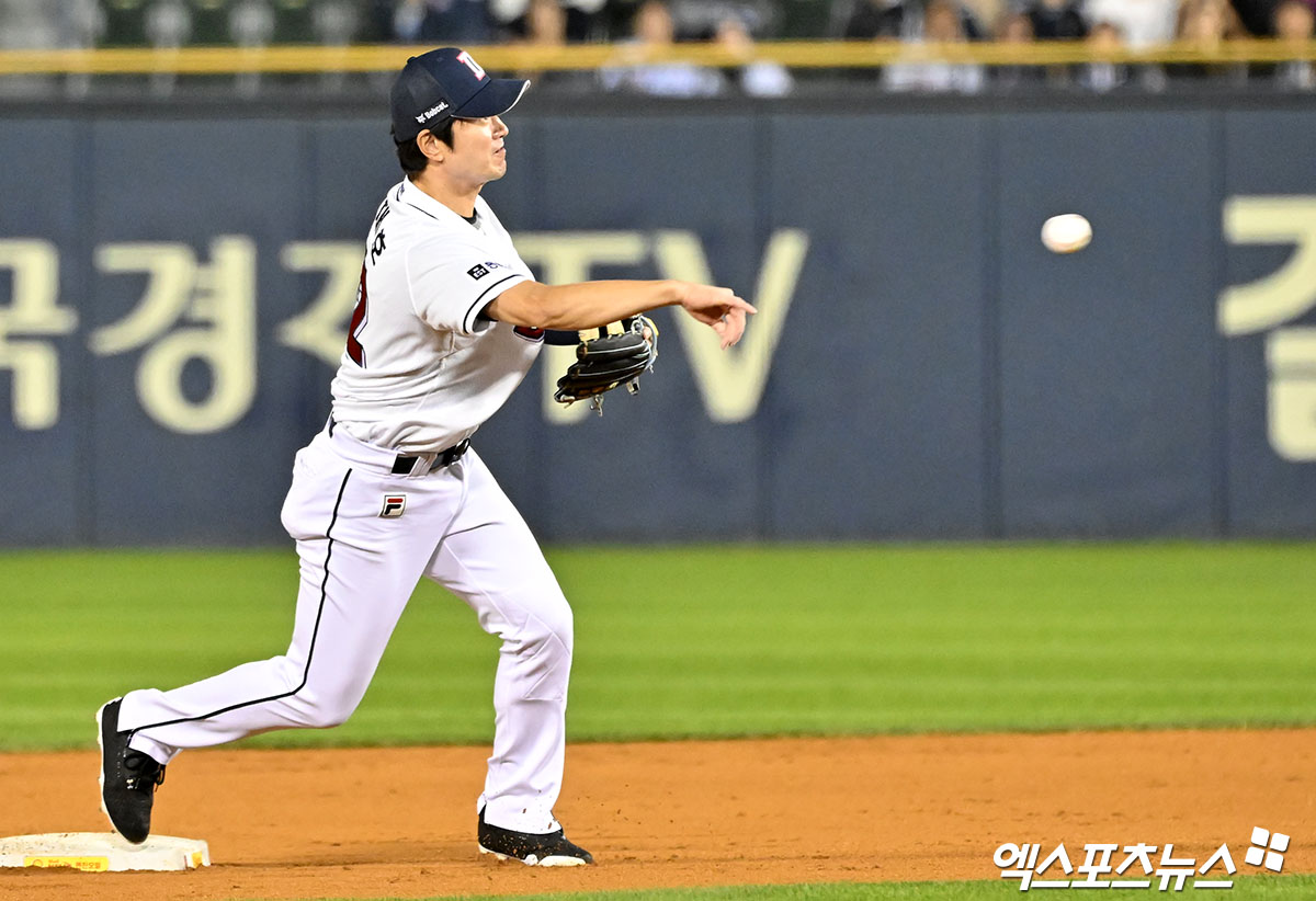 2일 오후 서울 송파구 잠실야구장에서 열린 '2024 신한 SOL Bank KBO 포스트시즌' KT 위즈와 두산 베어스의 와일드카드 결정전 1차전 경기, 3회초 무사 1루 두산 김재호가 KT 오재일의 내야땅볼때 강백호를 포스아웃 시킨 후 1루로 송구하고 있다. 엑스포츠뉴스 DB