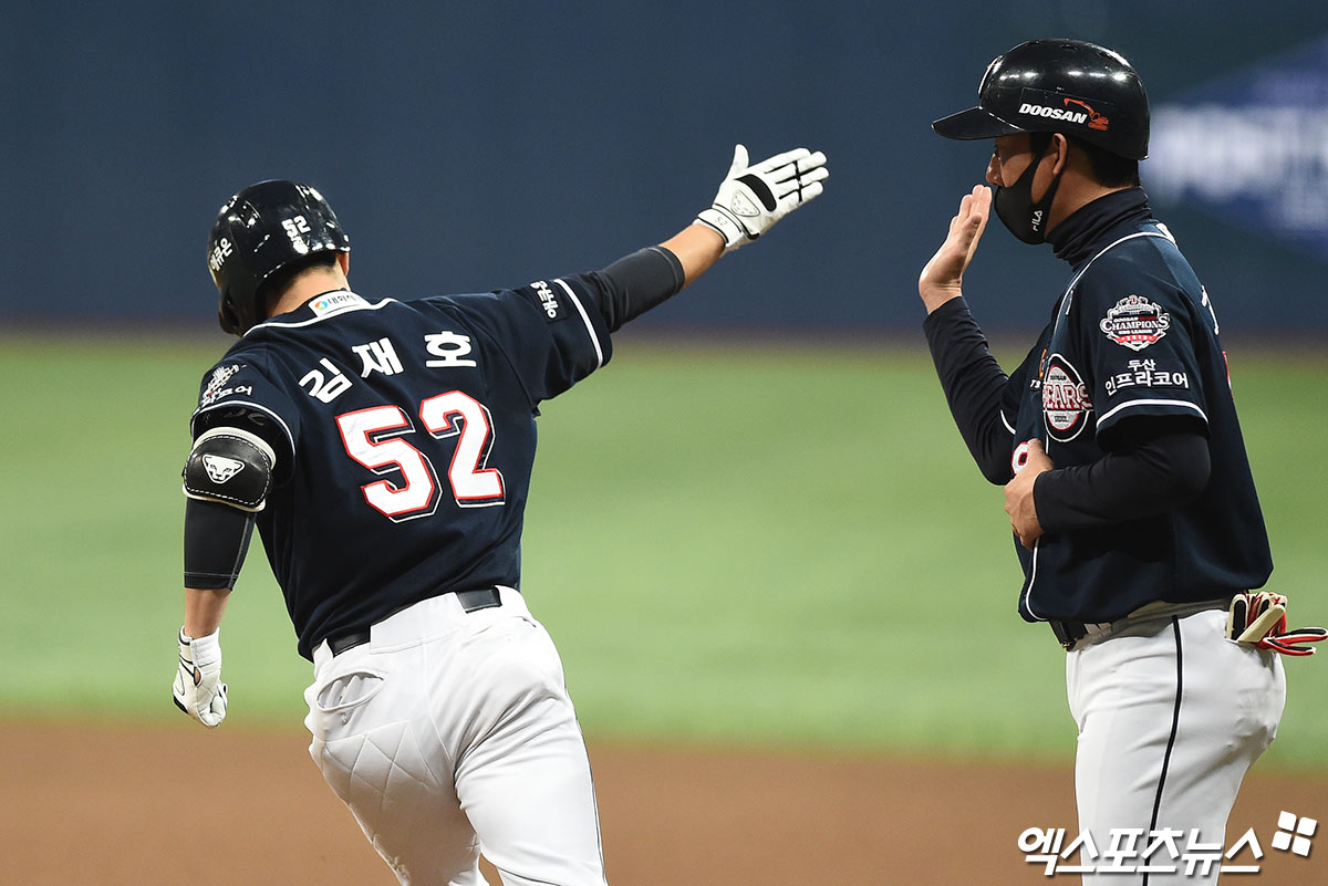 18일 오후 서울 구로구 고척스카이돔에서 열린 '2020 신한은행 SOL KBO 포스트시즌' 두산 베어스와 NC 다이노스의 한국시리즈 2차전 경기, 4회초 무사 두산 선두타자 김재호가 NC 선발투수 구창모 상대로 솔로 홈런을 때려내고 있다. 엑스포츠뉴스 DB