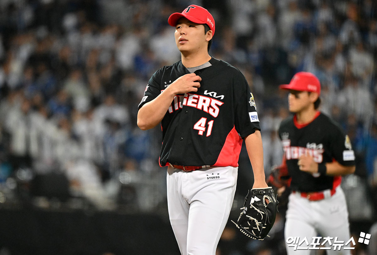 25일 오후 대구삼성라이온즈파크에서 열린 '2024 신한 SOL Bank KBO 한국시리즈' KIA 타이거즈와 삼성 라이온즈의 3차전 경기, 8회말 수비를 마친 KIA 황동하가 더그아웃으로 향하고 있다. 엑스포츠뉴스 DB