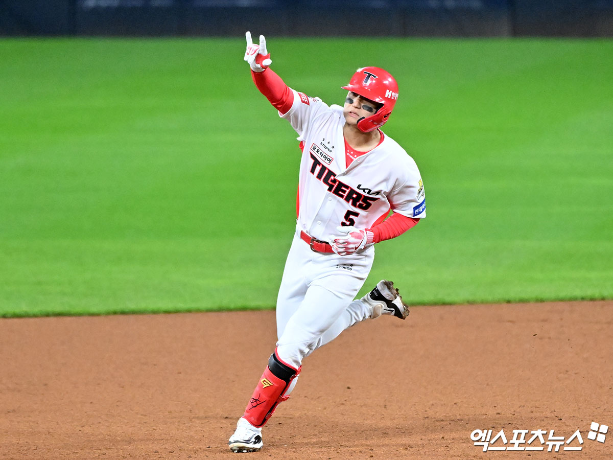 23일 오후 광주기아챔피언스필드에서 열린 '2024 신한 SOL Bank KBO 한국시리즈' 삼성 라이온즈와 KIA 타이거즈의 2차전 경기, 2회말 2사 KIA 김도영이 솔로 홈런을 날린 후 그라운드를 돌고 있다. 엑스포츠뉴스 DB