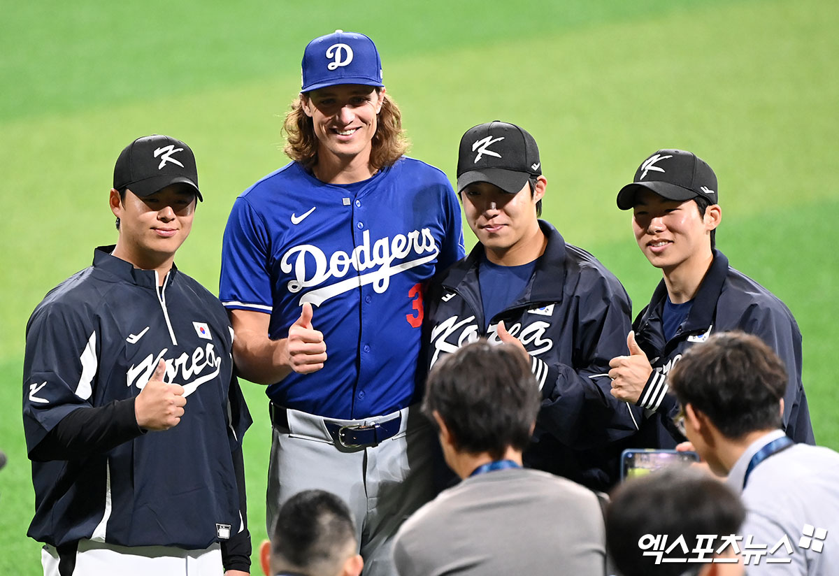 16일 오후 서울 구로구 고척스카이돔에서 '2024 메이저리그 월드투어 서울 시리즈' 유소년 야구 클리닉이 진행됐다. 이날 행사에 참석한 팀 코리아 노시환, 김혜성, 원태인이 LA 다저스 타일러 글라스노우와 기념촬영을 갖고 있다. 엑스포츠뉴스DB