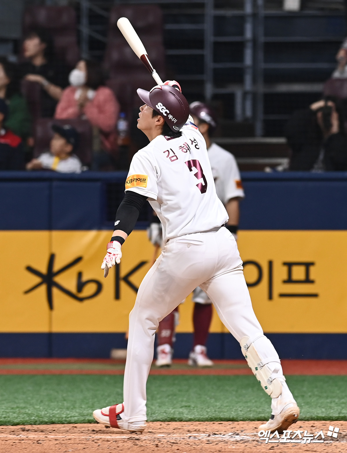 7일 오후 서울 구로구 고척스카이돔에서 열린 '2024 신한 SOL뱅크 KBO 리그' 한화 이글스와 키움 히어로즈의 경기, 11회말 키움 김혜성이 홈런을 날리고 있다. 엑스포츠뉴스DB