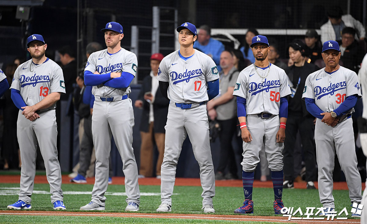  20일 오후 서울 구로구 고척스카이돔에서 열리는 '메이저리그(MLB) 월드투어 서울시리즈 2024' LA 다저스와 샌디에이고 파드리스의 개막전 경기에 앞서 LA 먼시, 프리먼, 오타니, 베츠, 데이브 로버츠 감독이 그라운드에 도열해 관중석을 바라보고 있다. 엑스포츠뉴스 DB