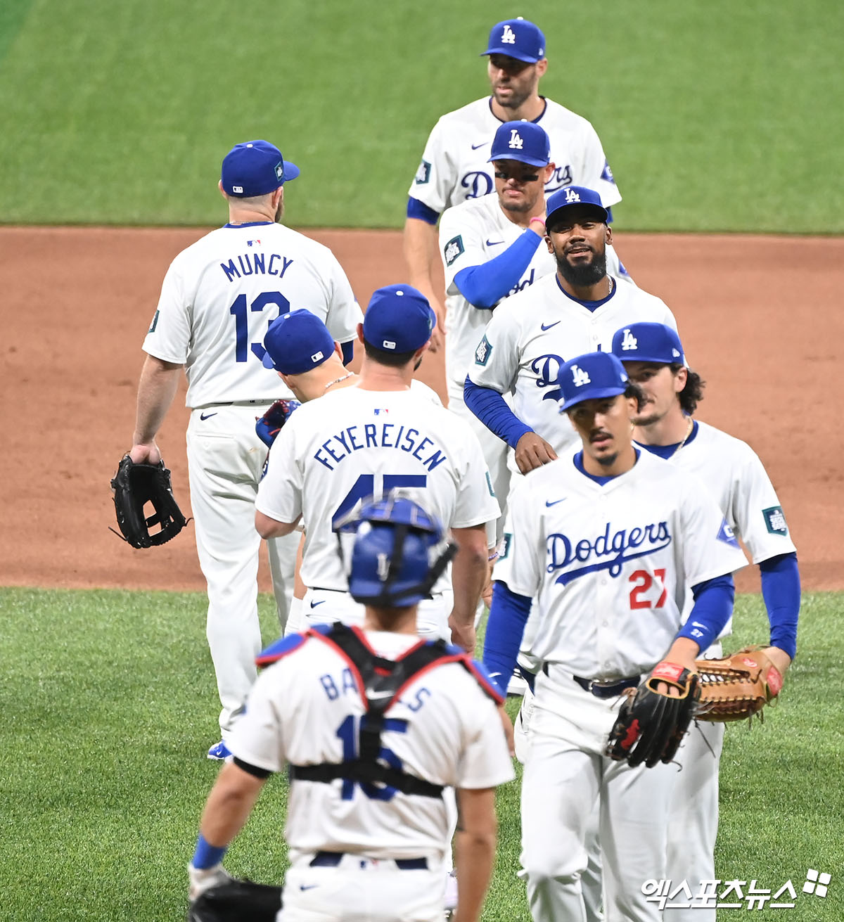 18일 서울 구로구 고척스카이돔에서 열린 '메이저리그 월드투어 서울시리즈 2024' 스페셜 매치 LA 다저스와 팀 코리아의 경기, LA가 팀 코리아에 5:2 승리를 거뒀다.  이날 경기에서 승리한 LA 선수들이 기뻐하고 있다. 엑스포츠뉴스 DB