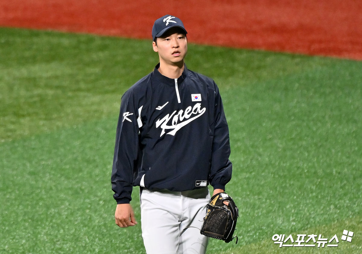 1일 오후 서울 고척스카이돔에서 열리는 2024 WBSC(세계야구소프트볼연맹) 프리미어12 대한민국 야구 대표팀과 쿠바 야구 대표팀의 평가전 경기, 엄상백이 훈련에 임하고 있다. 엑스포츠뉴스DB