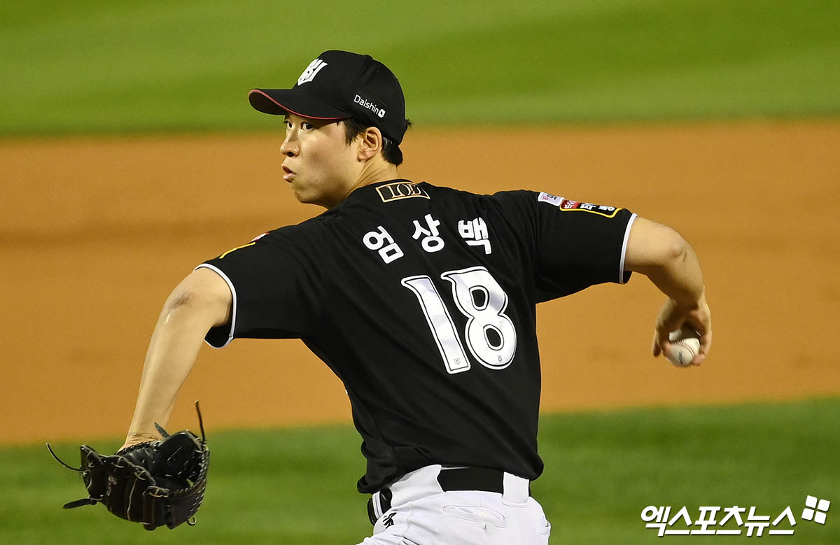 11일 오후 서울 송파구 잠실야구장에서 열린 '2024 신한 SOL Bank KBO 포스트시즌' KT 위즈와 LG 트윈스의 경기, 1회말 KT 선발투수 엄상백이 역투하고 있다. 엑스포츠뉴스DB