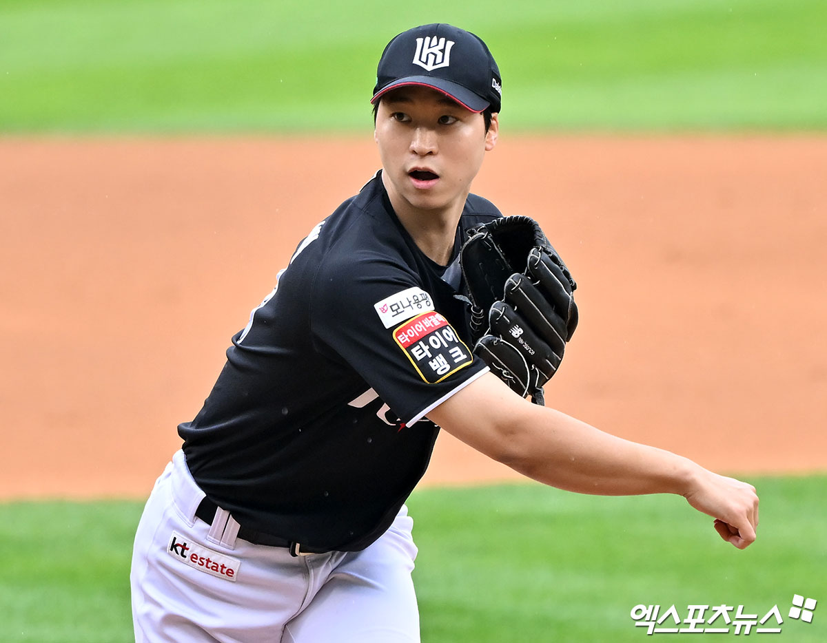 6일 오후 서울 송파구 잠실야구장에서 열린 '2024 신한 SOL Bank KBO 포스트시즌' KT 위즈와 LG 트윈스의 준플레이오프 2차전 경기, 1회말 KT 선발투수 엄상백이 공을 힘차게 던지고 있다. 엑스포츠뉴스DB