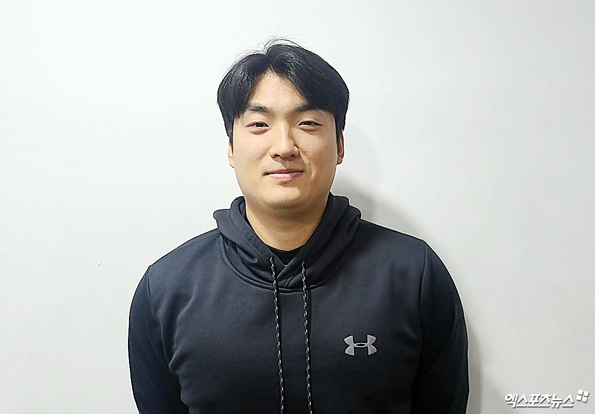 KIA 투수 김도현이 인터뷰에 응한 뒤 포즈를 취하고 있다. 김근한 기자