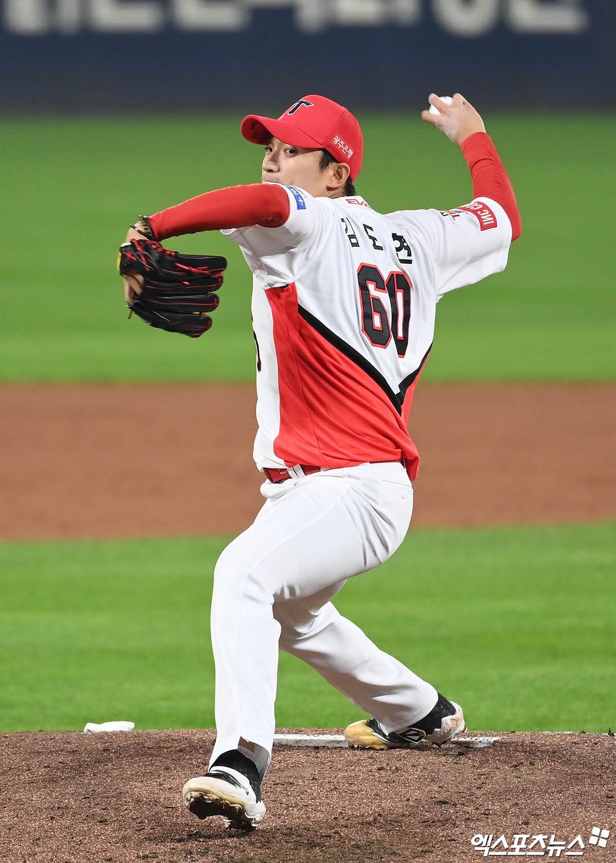 28일 오후 광주기아챔피언스필드에서 열린 '2024 신한 SOL Bank KBO 한국시리즈' 삼성 라이온즈와 KIA 타이거즈의 5차전 경기, 3회초 2사 KIA 김도현이 역투하고 있다. 엑스포츠뉴스 DB