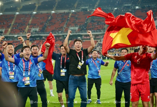 김상식 감독이 이끄는 베트남 축구 대표팀이 지난 5일(한국시간) 태국 방콕에 있는 라자망갈라 스타디움에서 열린 대회 결승 2차전에서 3-2로 승리했다.   앞서 2일 홈인 베트남 비엣찌에 있는 푸토 경기장에서 2-1로 승리한 베트남은 1, 2차전 합계 5-3으로 승리하며 대회 우승을 차지했다. 베트남