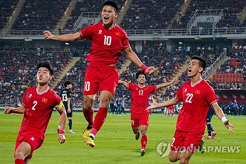 김상식 감독이 이끄는 베트남 축구 대표팀이 지난 5일(한국시간) 태국 방콕에 있는 라자망갈라 스타디움에서 열린 대회 결승 2차전에서 3-2로 승리했다.   앞서 2일 홈인 베트남 비엣찌에 있는 푸토 경기장에서 2-1로 승리한 베트남은 1, 2차전 합계 5-3으로 승리하며 대회 우승을 차지했다. 연합뉴스