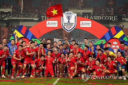 김상식 감독이 이끄는 베트남 축구 대표팀이 지난 5일(한국시간) 태국 방콕에 있는 라자망갈라 스타디움에서 열린 대회 결승 2차전에서 3-2로 승리했다.   앞서 2일 홈인 베트남 비엣찌에 있는 푸토 경기장에서 2-1로 승리한 베트남은 1, 2차전 합계 5-3으로 승리하며 대회 우승을 차지했다. 연합뉴스