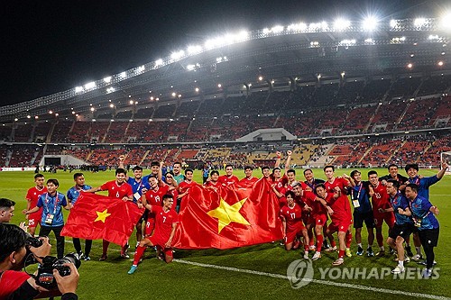 김상식 감독이 이끄는 베트남 축구 대표팀이 지난 5일(한국시간) 태국 방콕에 있는 라자망갈라 스타디움에서 열린 대회 결승 2차전에서 3-2로 승리했다.   앞서 2일 홈인 베트남 비엣찌에 있는 푸토 경기장에서 2-1로 승리한 베트남은 1, 2차전 합계 5-3으로 승리하며 대회 우승을 차지했다. 연합뉴스