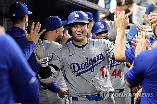 미국 메이저리그의 슈퍼스타 오타니 쇼헤이가 빅리그 경기에서 득점한 뒤 동료들의 축하를 받고 있다. 2023년 9월 팔꿈치 인대접합 수술을 받은 오타니는 2025년 투수 복귀를 준비 중이다. 데이브 로버츠 LA 다저스 감독은 5월까지 등판시키지 않을 것이라 말했다. AP/연합뉴스​​