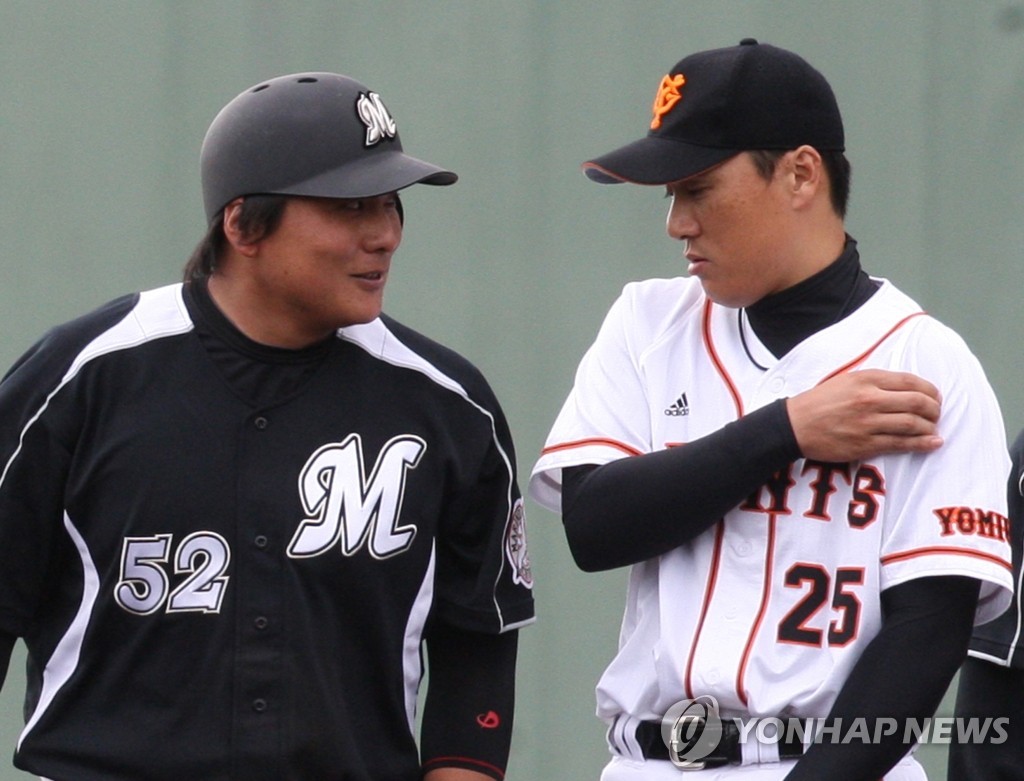 지난 2010년 일본프로야구(NPB) 지바 롯데 소속이었던 김태균(왼쪽)과 요미우리 자이언츠에서 활약했던 이승엽 현 두산 베어스 감독. 사진 연합뉴스