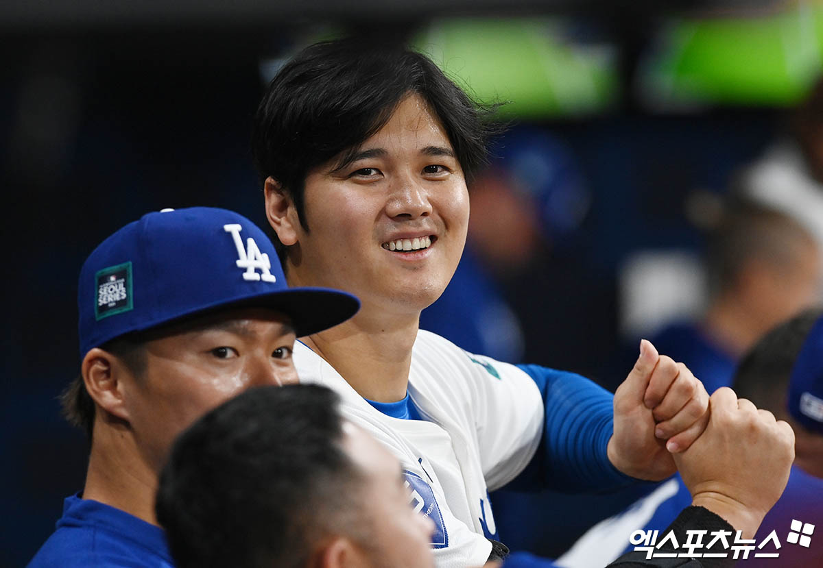 21일 오후 서울 구로구 고척스카이돔에서 열린 '메이저리그(MLB) 월드투어 서울시리즈 2024' LA 다저스와 샌디에이고 파드리스의 경기, LA 다저스 야마모토와 오타니가 더그아웃서 이야기를 나누고 있다. 엑스포츠뉴스 DB