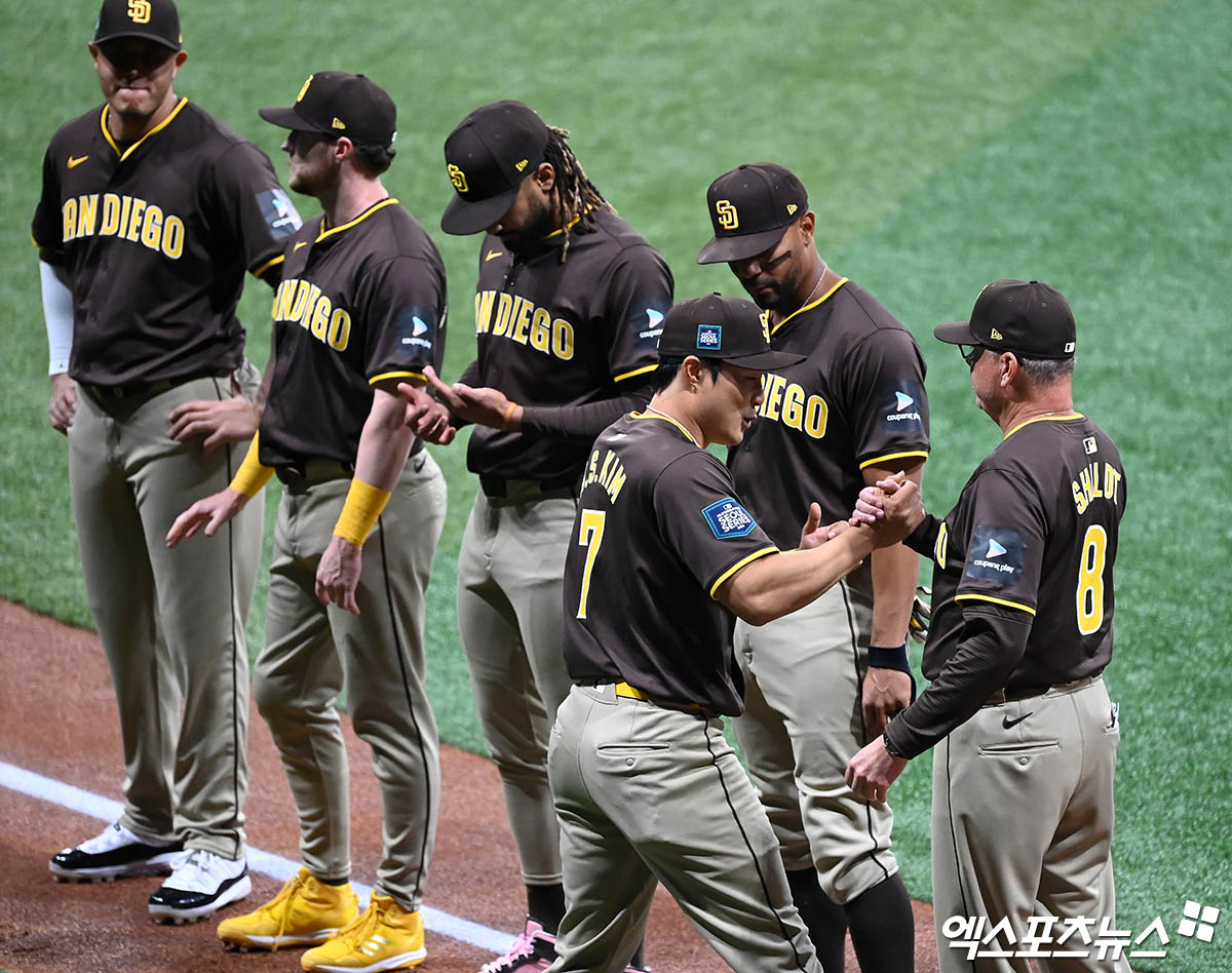 21일 오후 서울 구로구 고척스카이돔에서 열린 '메이저리그(MLB) 월드투어 서울시리즈 2024' LA 다저스와 샌디에이고 파드리스의 경기에 앞서 샌디에이고 김하성이 그라운드로 도열하며 쉴트 감독과 하이파이브를 나누고 있다. 엑스포츠뉴스 DB