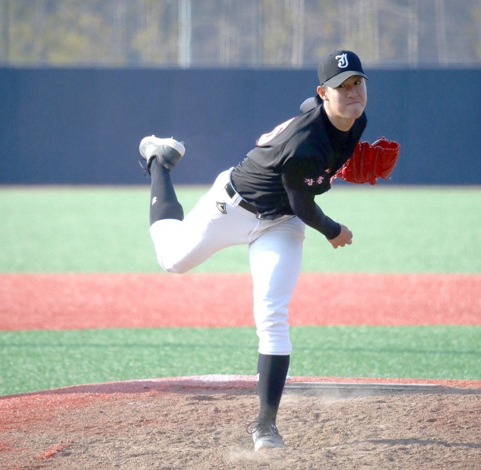 장충고등학교 투수 우완 파이어볼러 문서준이 2026 KBO 신인 전체 1순위 유력 후보로 떠올랐다.선수 본인 제공