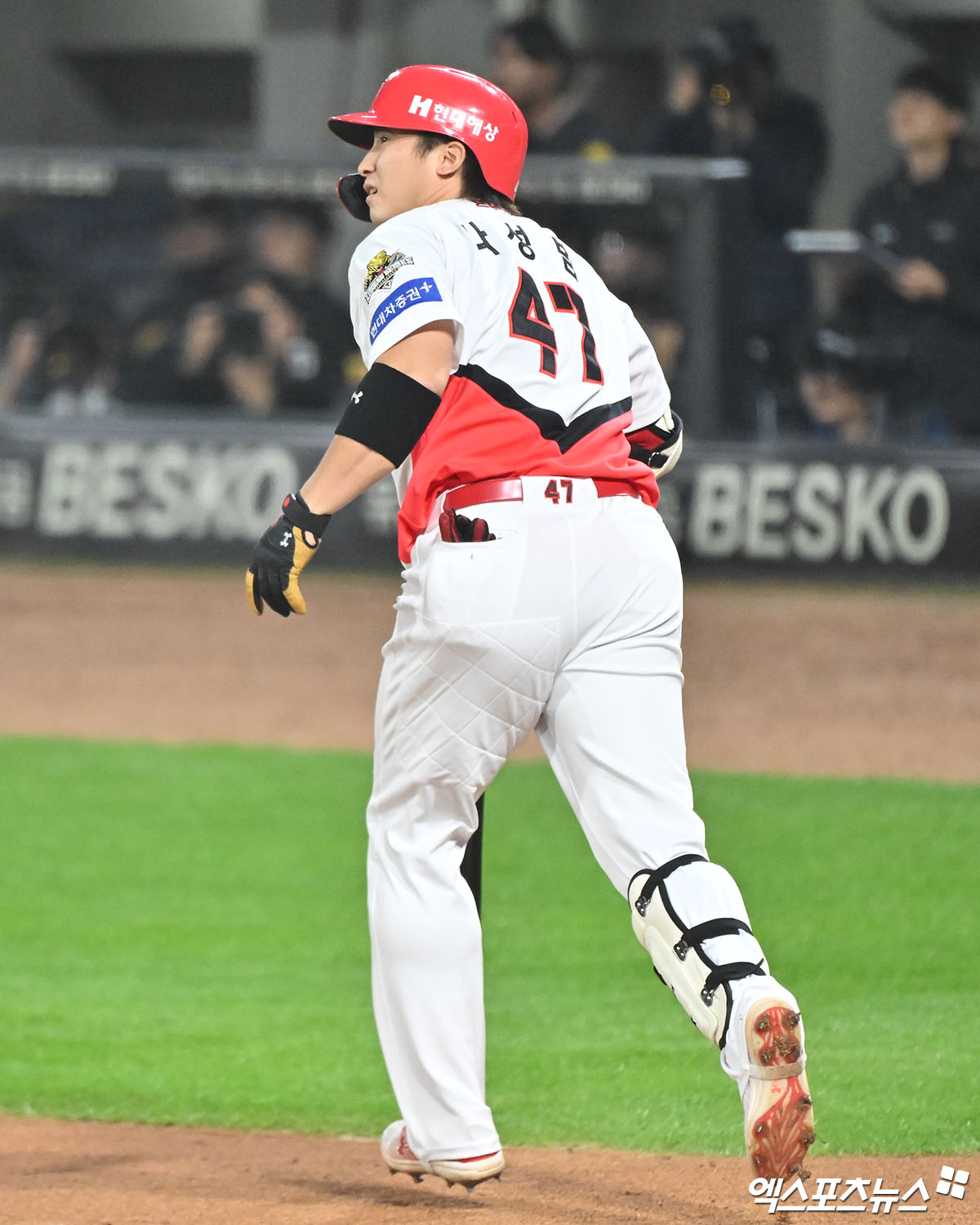 28일 오후 광주기아챔피언스필드에서 열린 '2024 신한 SOL Bank KBO 한국시리즈' 삼성 라이온즈와 KIA 타이거즈의 5차전 경기, 1회말 1사 1,3루 KIA 나성범이 1타점 희생플라이 타구를 날리고 있다. 엑스포츠뉴스 DB