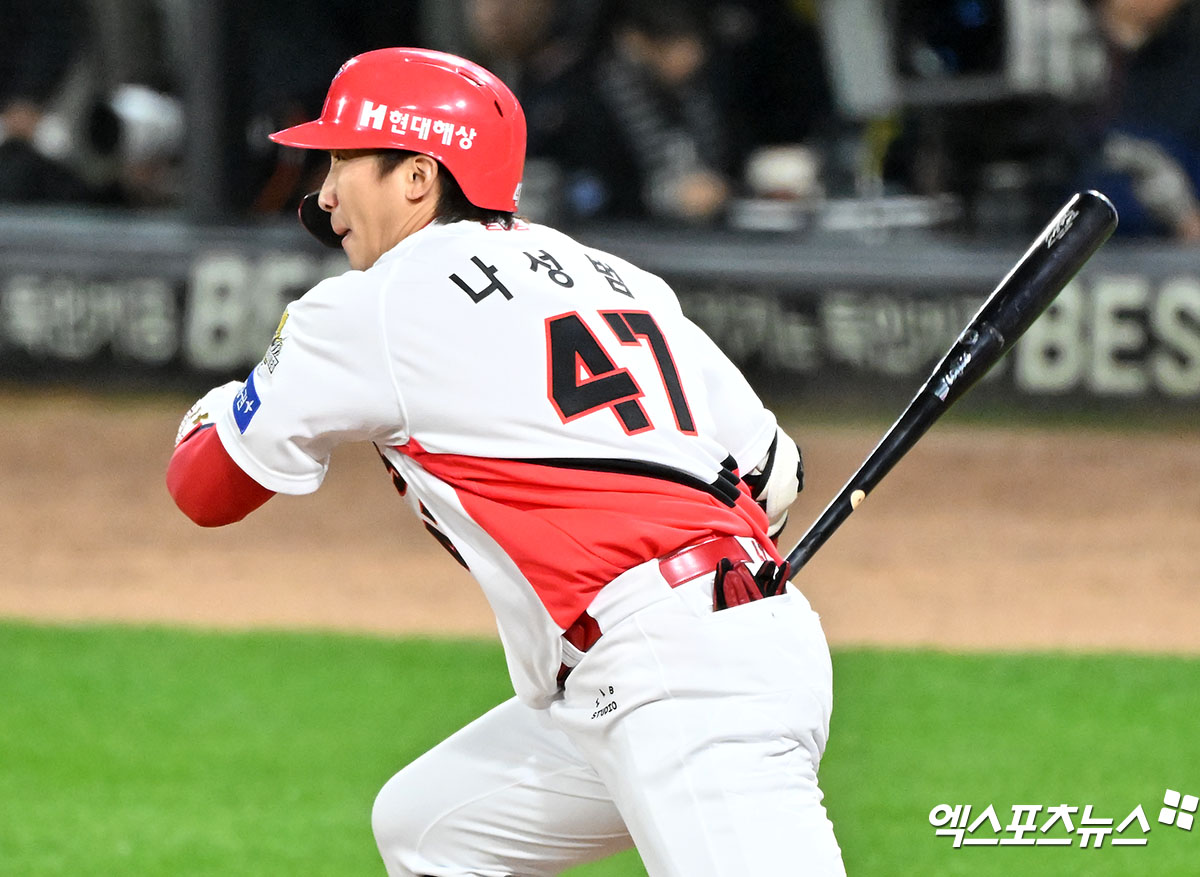 23일 오후 광주기아챔피언스필드에서 열린 '2024 신한 SOL Bank KBO 한국시리즈' 삼성 라이온즈와 KIA 타이거즈의 2차전 경기, 1회말 1사 1루 KIA 나성범이 중전안타를 날리고 있다. 엑스포츠뉴스 DB