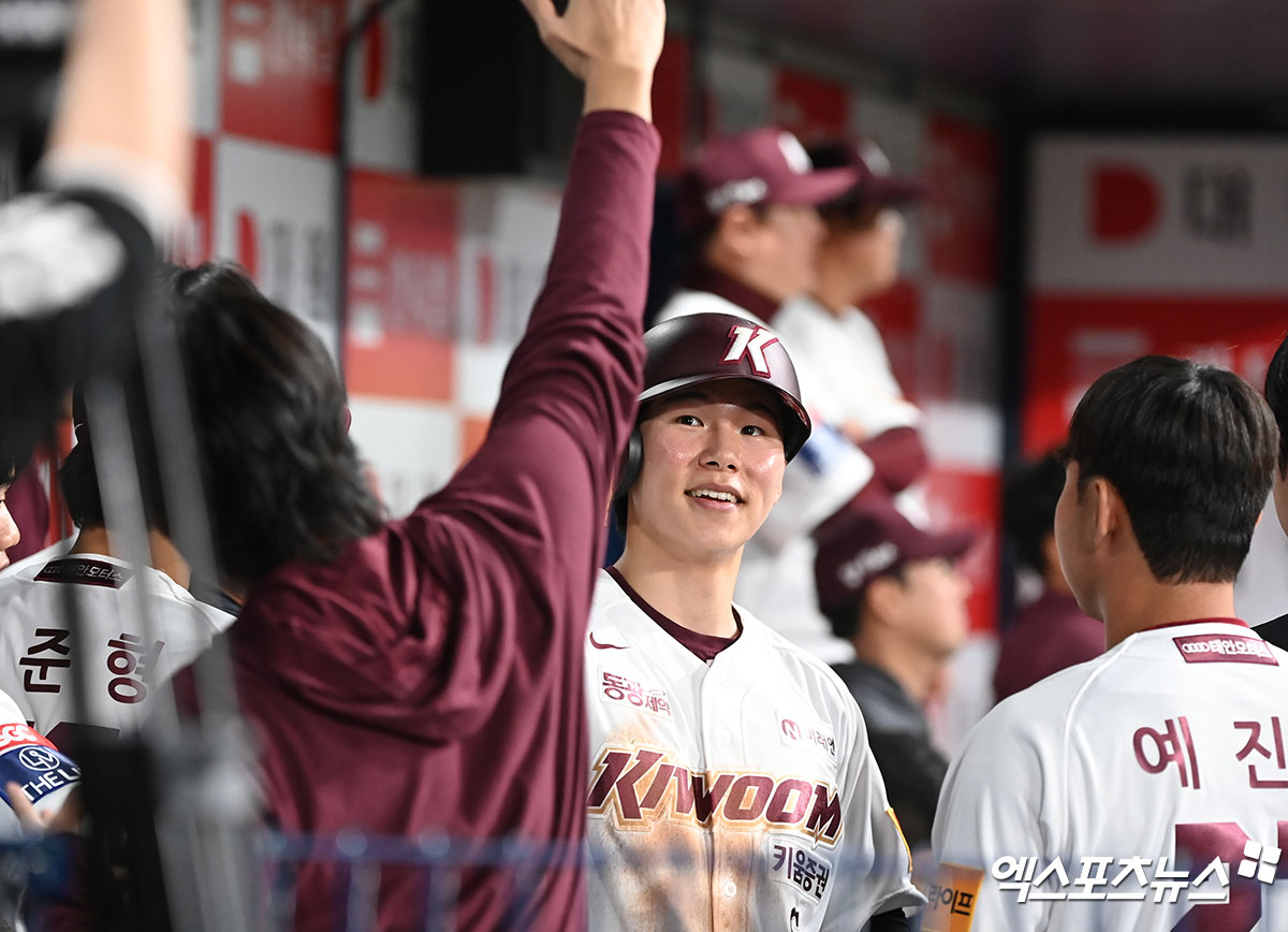 12일 오후 서울 구로구 고척스카이돔에서 열린 '2024 신한 SOL Bank KBO리그' 롯데 자이언츠와 키움 히어로즈의 경기, 3회말 2사 1,3루 키움 김혜성이 송성문의 1타점 적시타때 득점에 성공한 후 더그아웃에서 기뻐하하고 있다. 엑스포츠뉴스 DB