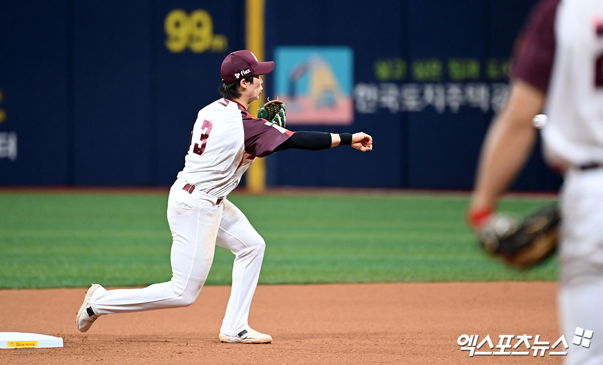 16일 오후 서울 구로구 고척스카이돔에서 열린 '2024 신한 SOL Bank KBO리그' 두산 베어스와 키움 히어로즈의 경기, 6회초 무사 1루 키움 김혜성이 두산 허경민의 내야땅볼때 라모스를 포스아웃 시킨 후 1루로 송구하고 있다. 엑스포츠뉴스 DB