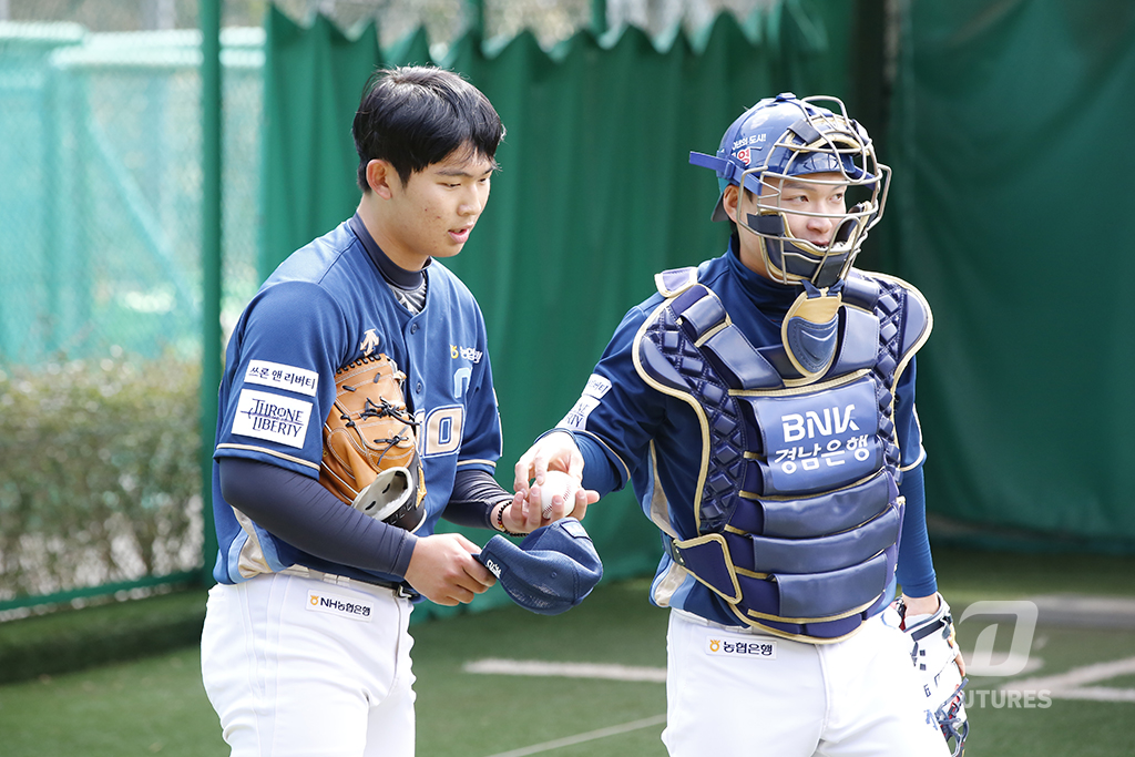 NC 투수 신영우(왼쪽)는 비시즌 교육리그와 호주프로야구 파견에서 인상적인 투구를 선보이고 있었다. 다만, 부상 탓에 조기 귀국하며 시즌 준비에 브레이크가 걸렸다. 검진 결과는 단순 염증으로 인한 불편함 소견으로 다행히 경미한 정도에 그쳤다. NC 다이노스