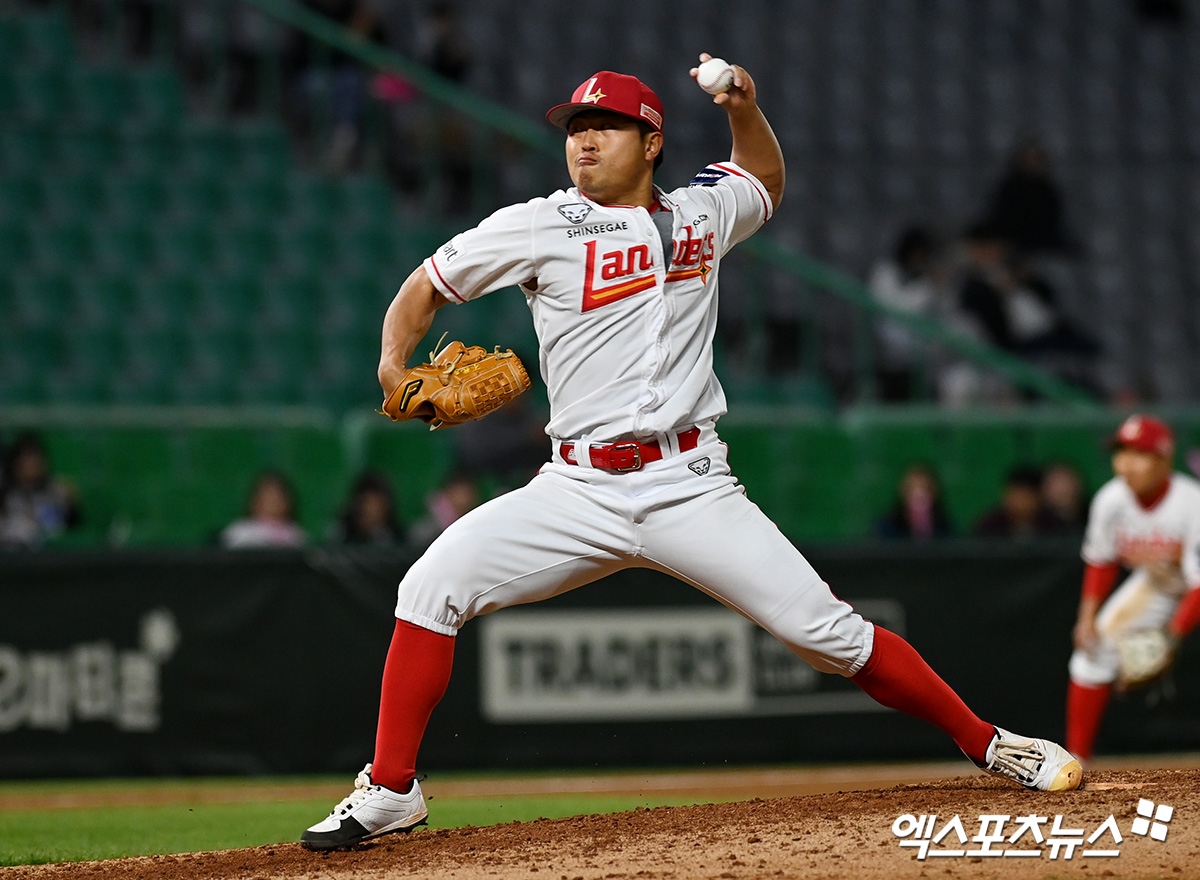 11일 오후 인천SSG랜더스필드에서 열린 '2024 신한 SOL뱅크 KBO 리그' 키움 히어로즈와 SSG 랜더스의 경기, 8회초 SSG 한두솔이 공을 힘차게 던지고 있다. 엑스포츠뉴스 DB