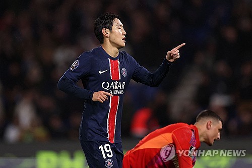 이강인을 싫어하는 것으로 유명한 프랑스의 축구 해설가 피에르 메네스가 다시 한번 이강인을 저격했다. 그는 지난 7일(한국시간) 자신의 유튜브를 통해 파리 생제르맹(PSG)의 경기가 끝날 때마다 이강인을 보면 짜증이 난다며 이강인을 비롯한 PSG 선수들을 깎아내렸다. 메네스는 당장 지난달에도 이강인을 두고 무색무취한 선수라며 이강인을 비난한 바 있다. 사진 연합뉴스