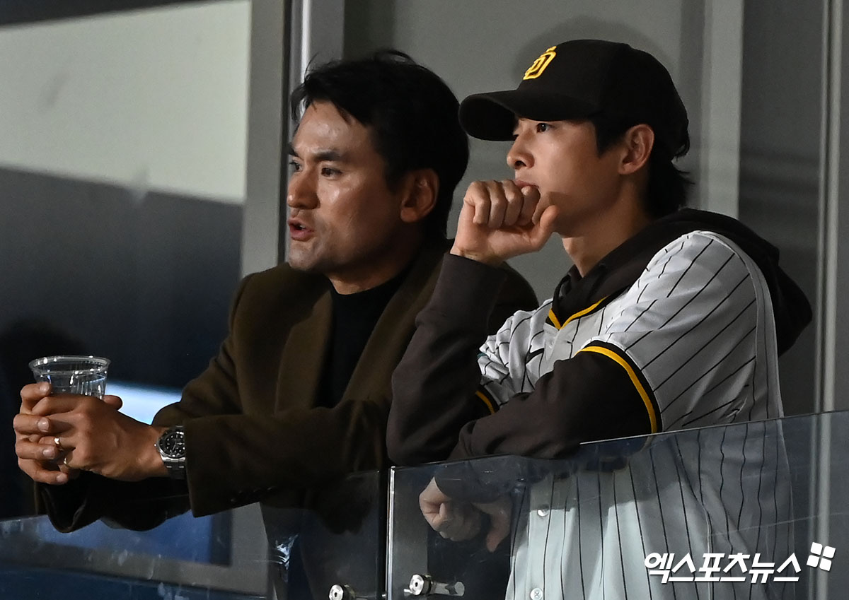 21일 오후 서울 구로구 고척스카이돔에서 열리는 '메이저리그(MLB) 월드투어 서울시리즈 2024' LA 다저스와 샌디에이고 파드리스의 경기, 배우 송중기가 박찬호와 대화를 나누고 있다. 엑스포츠뉴스 DB