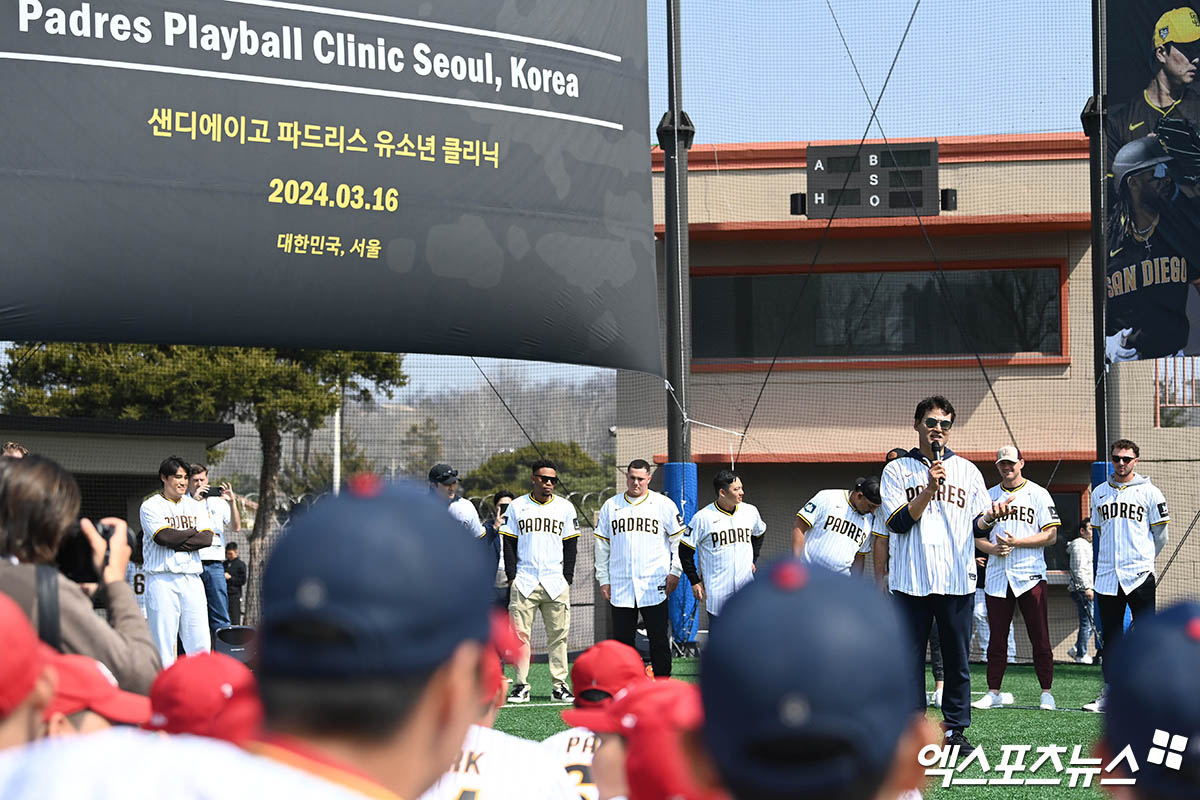 16일 오후 서울 용산어린이정원 어린이야구장에서 샌디에이고 파드리스 유소년 야구 플레이볼 클리닉이 진행됐다.  박찬호가 인사하고 있다. 엑스포츠뉴스 DB