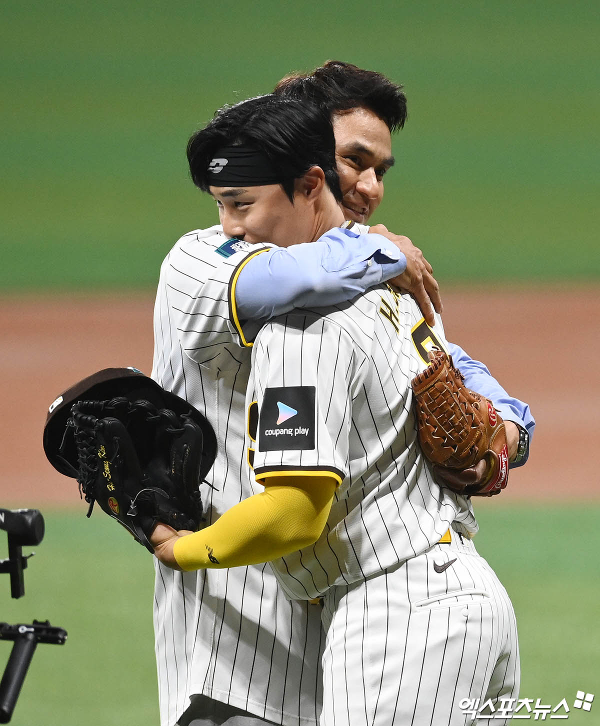 20일 오후 서울 구로구 고척스카이돔에서 열리는 '메이저리그(MLB) 월드투어 서울시리즈 2024' LA 다저스와 샌디에이고 파드리스의 개막전 경기에 앞서 전 메이저리거 박찬호가 시구를 한 뒤 샌디에이고 김하성과 포옹을 나누고 있다. 엑스포츠뉴스 DB