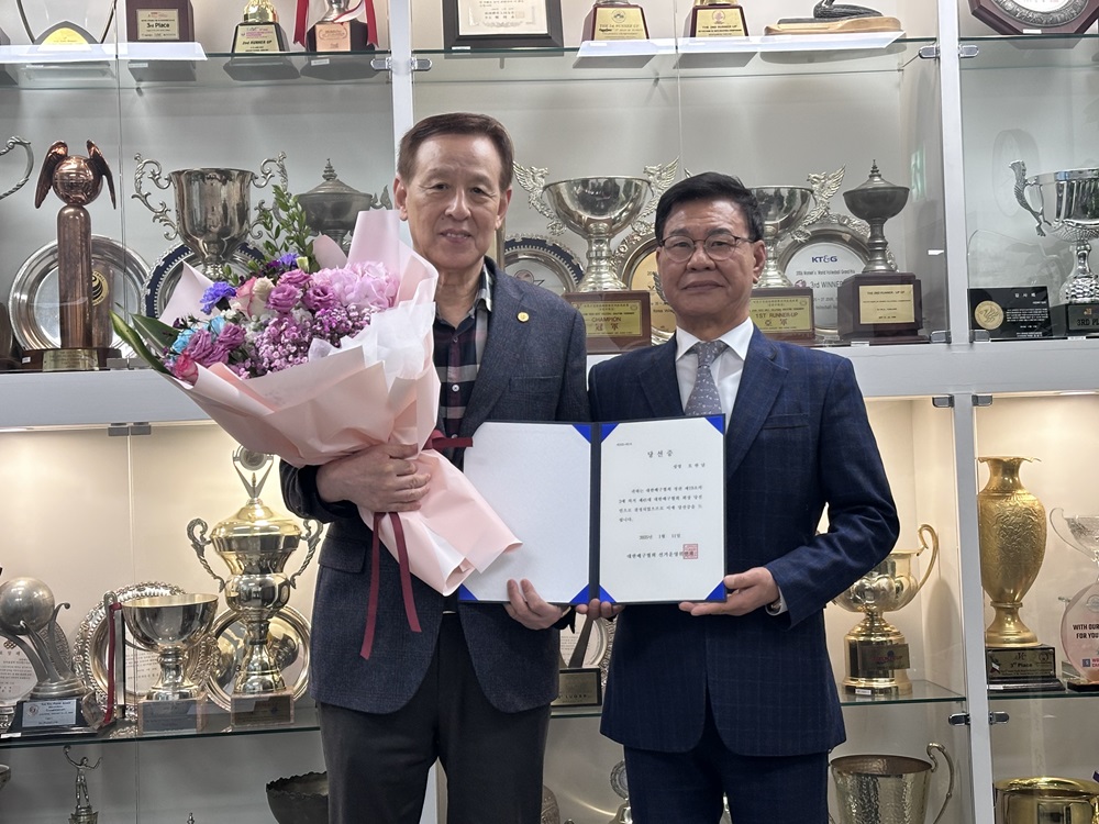 왼쪽에 선 오한남 대한배구협회장이 11일 3선에 성공한 뒤 기념촬영하고 있다. 대한배구협회