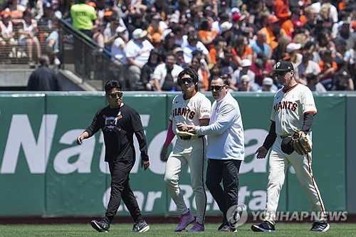 미국 메이저리그 샌프란시스코 자이언츠 외야수 이정후가 지난해 정규시즌 경기에서 어깨를 다친 뒤 교체되고 있다. 이정후는 지난해 5월 어깨 부상으로 시즌 아웃된 후 올해 반등하려 한다. AP/연합뉴스