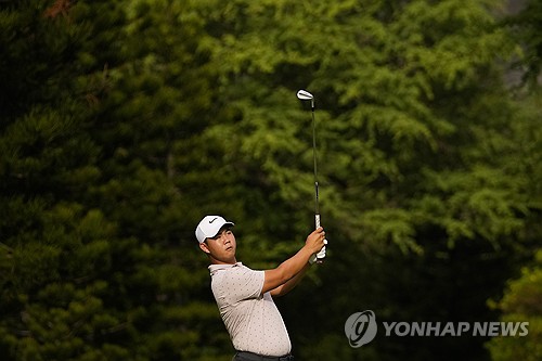 김주형이 10일 미국 하와이에서 열린 PGA 투어 소니오픈 1라운드에서 샷하고 있다. AP/연합뉴스