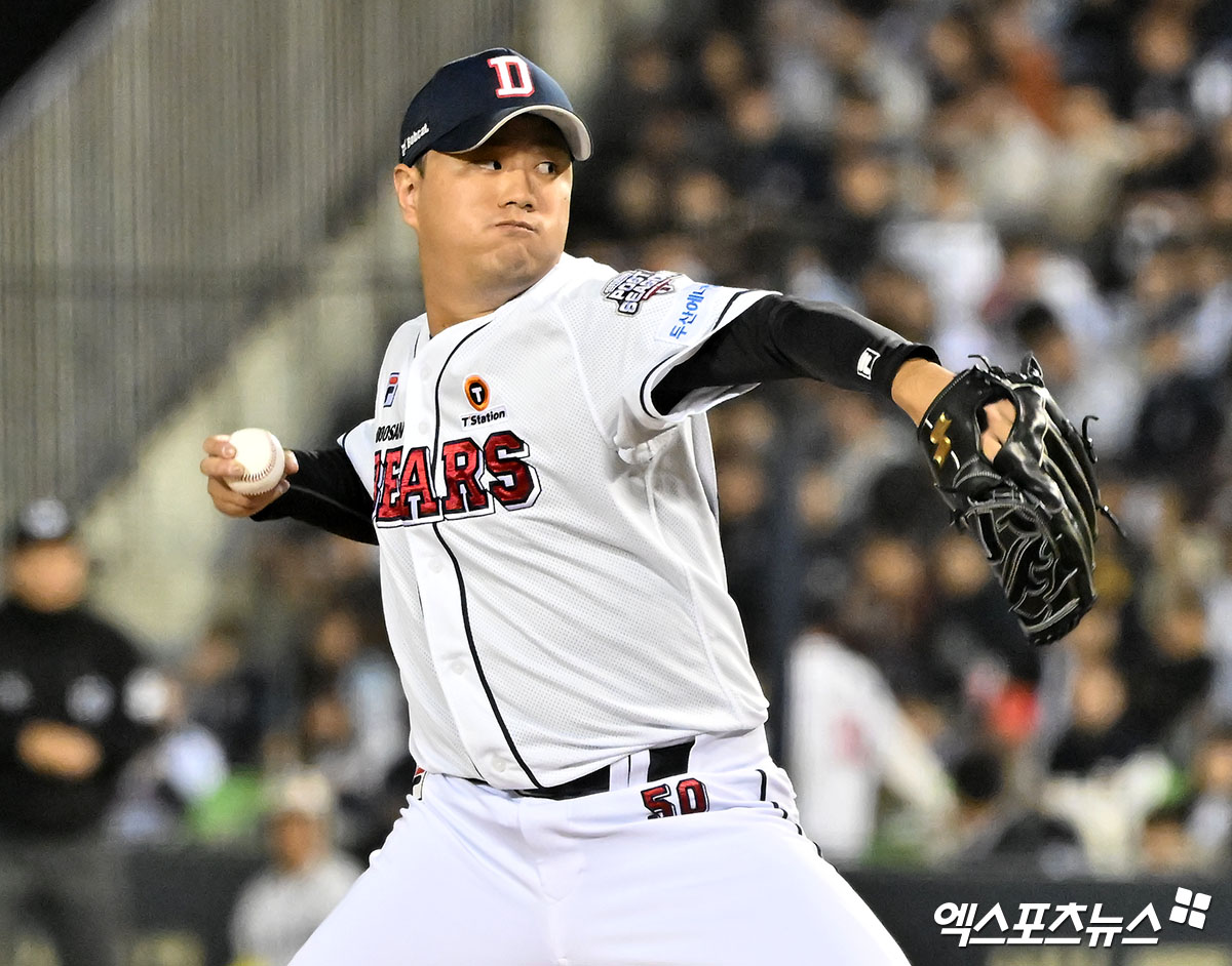 2일 오후 서울 송파구 잠실야구장에서 열린 '2024 신한 SOL Bank KBO 포스트시즌' KT 위즈와 두산 베어스의 와일드카드 결정전 1차전 경기, 6회초 1사 1루 두산 이영하가 공을 힘차게 던지고 있다. 엑스포츠뉴스 DB