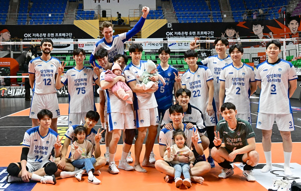 남자프로배구 삼성화재 선수들이 11일 안산 상록수체육관에서 열린 OK저축은행과의 경기에서 승리 후 기념촬영하고 있다. KOVO