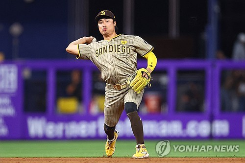 지난해 샌디에이고 파드리스 소속으로 뛴 김하성이 미국 메이저리그 정규시즌 경기에 출전해 수비하고 있다. 김하성은 시즌 종료 후 FA 시장에 나왔고 새 둥지를 찾는 중이다. 이번엔 보스턴 레드삭스와 연결됐다. AFP/연합뉴스