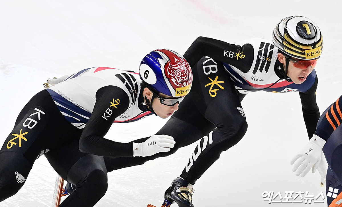 왼쪽부터 한국 쇼트트랙 대표팀 장성우와 박지원. 지난달 15일 서울 양천구 목동아이스링크에서 열린 2024-2025 국제빙상경기연맹(ISU) 쇼트트랙 월드투어 4차 대회 마지막 날 남자 1000m 결승에 함께 출전해 레이스를 펼치고 있다. 엑스포츠뉴스 DB