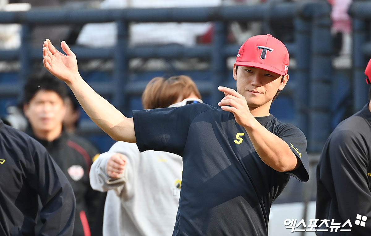 28일 오후 광주기아챔피언스필드에서 열리는 '2024 신한 SOL Bank KBO 한국시리즈' 삼성 라이온즈와 KIA 타이거즈의 5차전 경기에 앞서 KIA 김도영이 몸을 풀고 있다. 엑스포츠뉴스 DB