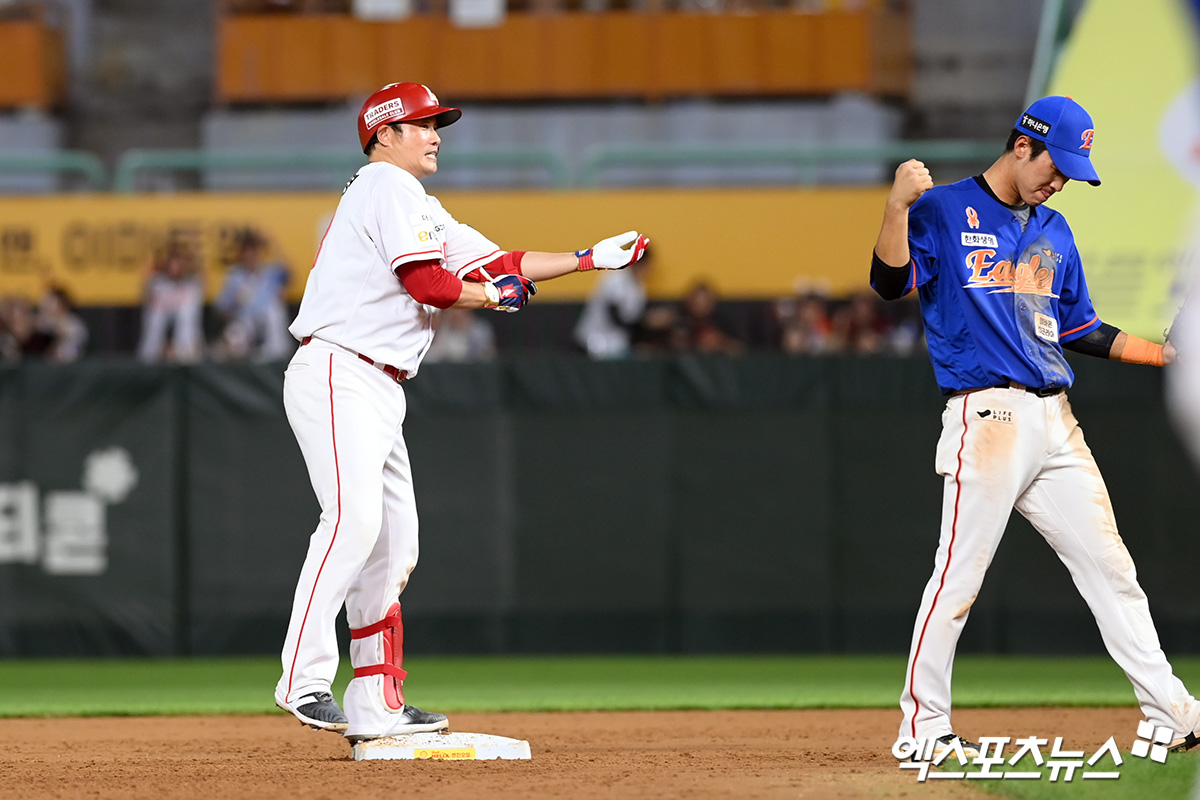 10일 오후 인천SSG랜더스필드에서 열린 '2024 신한 SOL Bank KBO리그' 한화 이글스와 SSG 랜더스의 경기, 7회말 2사 2루 SSG 이지영이 1타점 적시타를 날린 뒤 2루베이스를 밟고 있다. 엑스포츠뉴스 DB