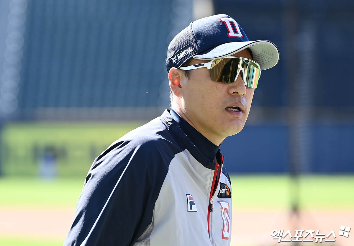 3일 오후 서울 송파구 잠실야구장에서 열리는 '2024 신한 SOL Bank KBO 포스트시즌' KT 위즈와 두산 베어스의 와일드카드 결정전 2차전 경기에 앞서 두산 이승엽 감독이 선수단 훈련을 지켜보고 있다. 엑스포츠뉴스 DB