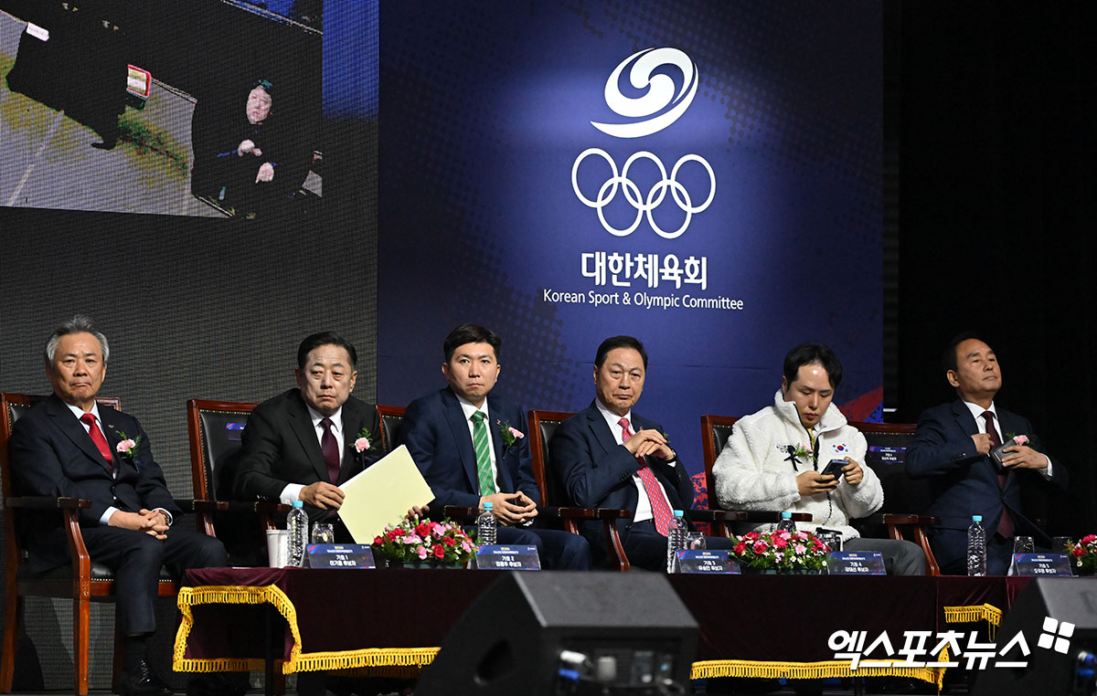 14일 오후 서울 방이동 올림픽공원 올림픽홀에서 '제42대 대한체육회장선거'가 열렸다. 후보자들이 자리에 착석하고 있다. 올림픽홀, 김한준 기자 