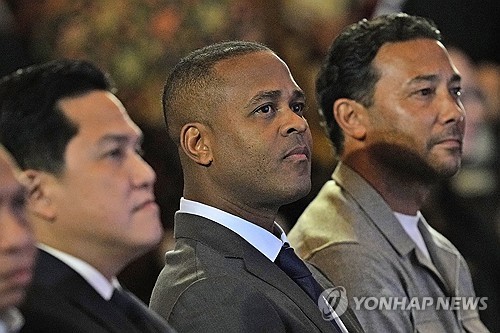 인도네시아 매체 '볼라'가 14일(한국시간) 새 인도네시아 축구 국가대표팀 감독인 클라위베르트가 신태용보다 더 적은 연봉을 받는다고 전했다. 연합뉴스