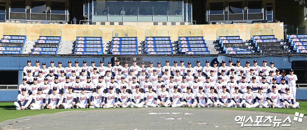 15일 오전 서울 송파구 잠실야구장에서 진행된 '2025 두산 베어스 창단 기념식'에 참석한 두산 선수단이 그라운드에서 기념 촬영을 하고 있다. 잠실, 박지영 기자