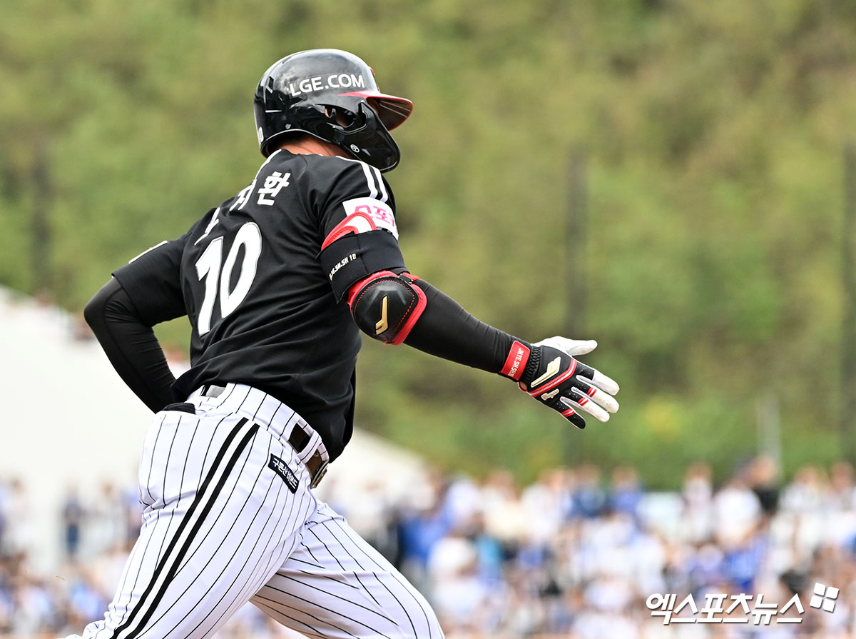 13일 오후 대구삼성라이온즈파크에서 열린 '2024 신한 SOL Bank KBO 포스트시즌' LG 트윈스와 삼성 라이온즈의 플레이오프 1차전 경기, 4회초 2사 LG 오지환이 솔로 홈런을 날린 후 그라운드를 돌고 있다. 엑스포츠뉴스DB