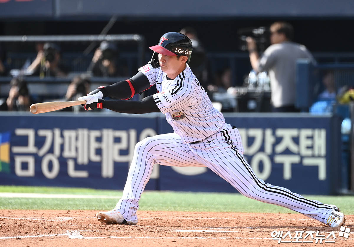  5일 오후 서울 송파구 잠실야구장에서 열린 '2024 신한 SOL Bank KBO 포스트시즌' KT 위즈와 LG 트윈스의 준플레이오프 1차전 경기, 4회말 2사 1루 LG 오지환이 안타를 때려내고 있다. 엑스포츠뉴스DB