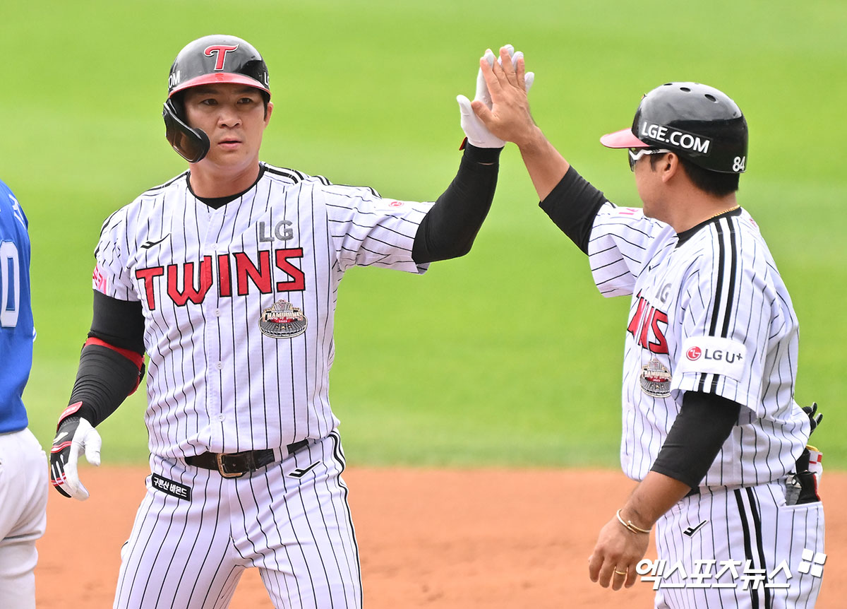 19일 오후 서울 송파구 잠실야구장에서 열린 '2024 신한 SOL Bank KBO 포스트시즌' 삼성 라이온즈와 LG 트윈스의 플레이오프 4차전 경기, 2회말 LG 오지환이 우전안타를 날린 후 하이파이브를 하고 있다. 엑스포츠뉴스DB